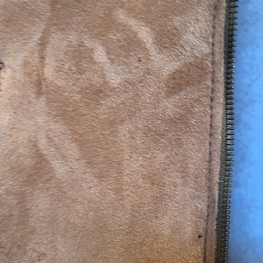 Stylish Tan Shearling Vest with Cream Lining - Picture 2 of 4